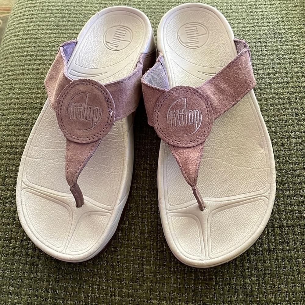 Fitflop lavender suede thong slides (sz 9)